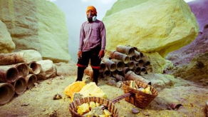 鬼斧神工 伊真火山矿区的异世奇景与防毒面具下的坚守